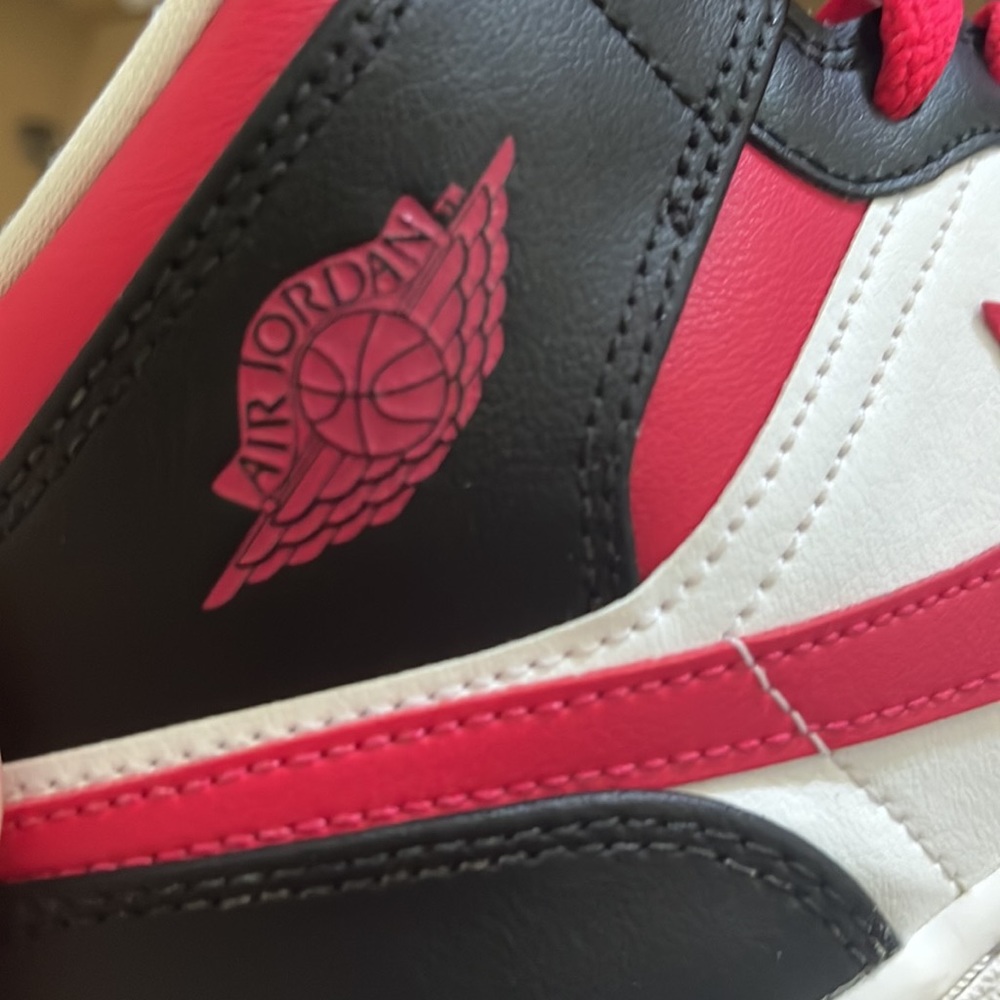 Jordan 1 Mid Very Berry - Picture 3 of 4